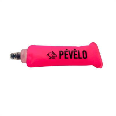 Blød, fleksibel pink flaske med "PÉVÈLO" mærke og drikkemekanisme. Perfekt til løb eller cykling.