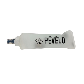 Fleksibel, gennemsigtig flaske med "PÉVÈLO" branding og dyse i den ene ende, 250ml kapacitet.