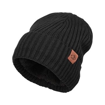 Sort ribstrikket beanie med logo patch foran og varm foring indeni.